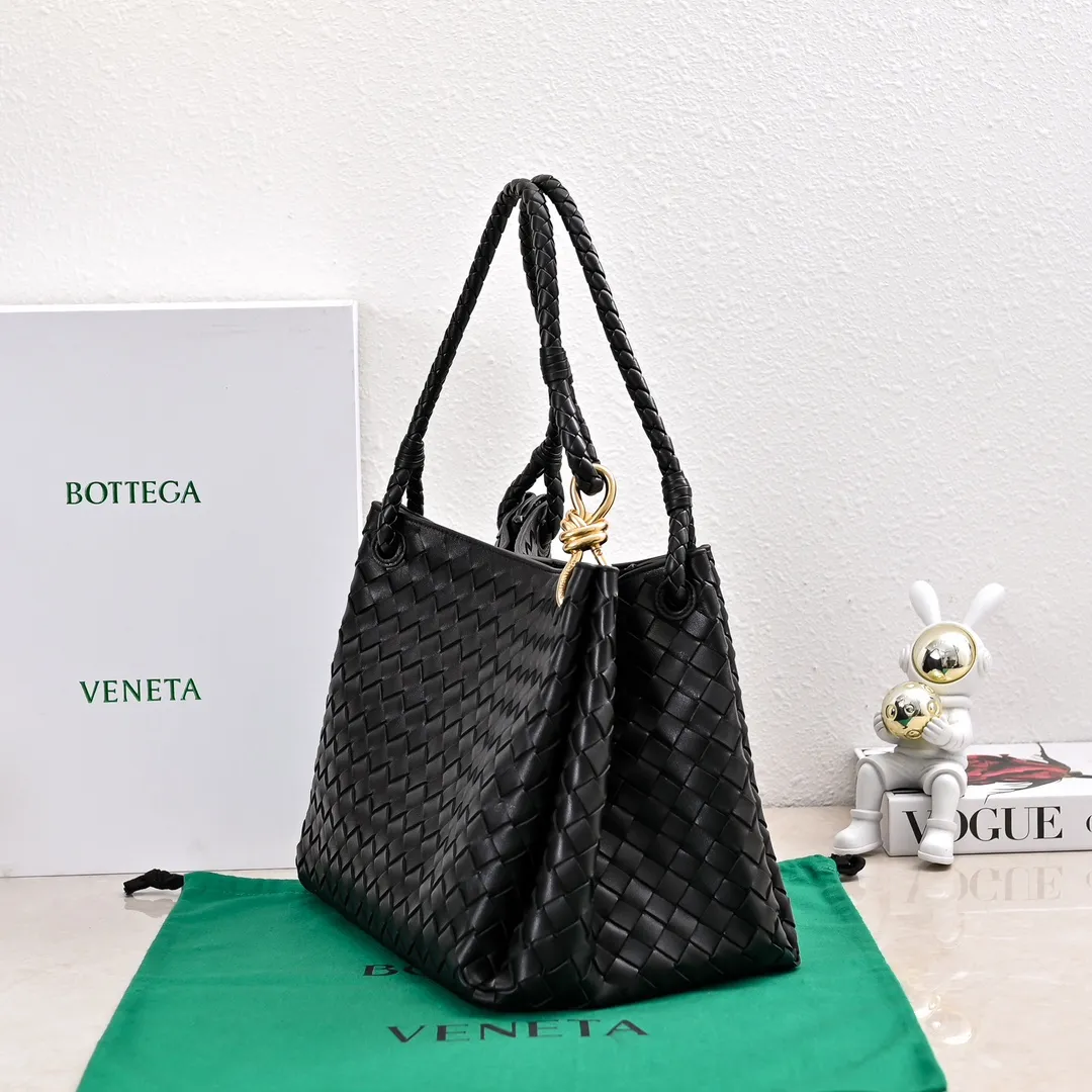 Batch 2660 24 early autumn new model Andiamo Parachute is made of a whole piece of woven leather and is processed with folding stitching at the four corners # Craftsmanship and creativity. Large size is atmospheric and practical. One of the must-selects for BV. Large space, can hold a computer, thick shoulder strap, very comfortable on the shoulder. Large parachute upper body real photo can be carried on the back. The upper body is versatile and cute☺️ Style number: 6571 Size: 30*26*20cm